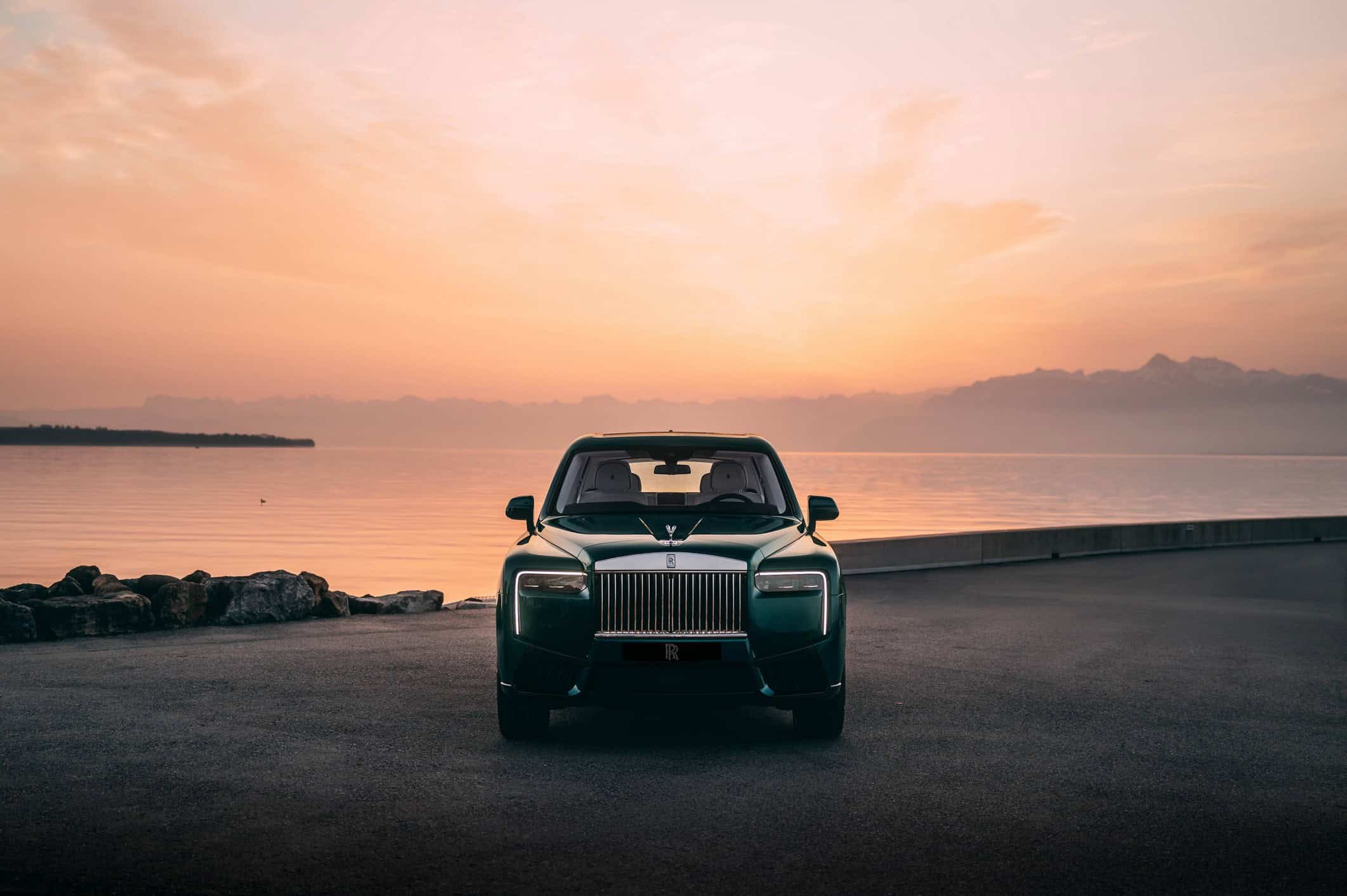 Компас в салоне Rolls-Royce Cullinan