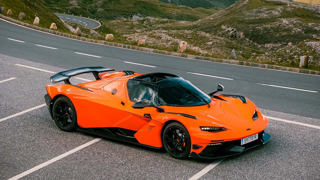 KTM X-Bow GT-XA в движении по горной дороге