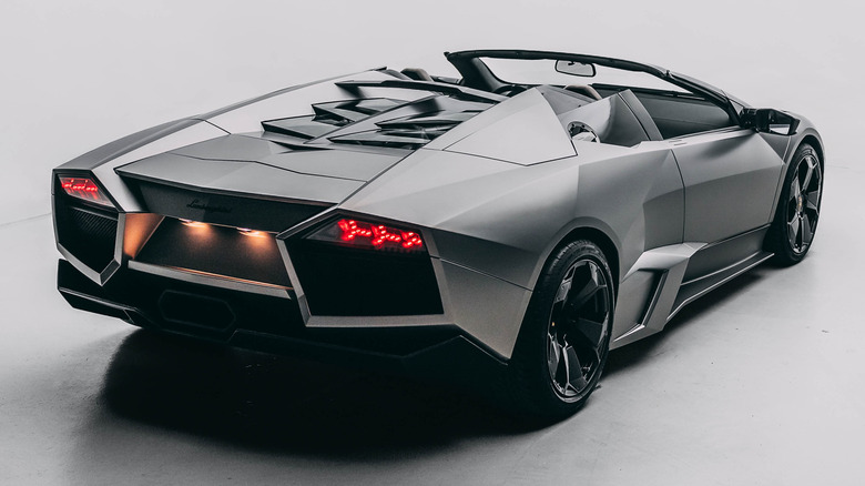 Вид сзади на Lamborghini Reventón Roadster