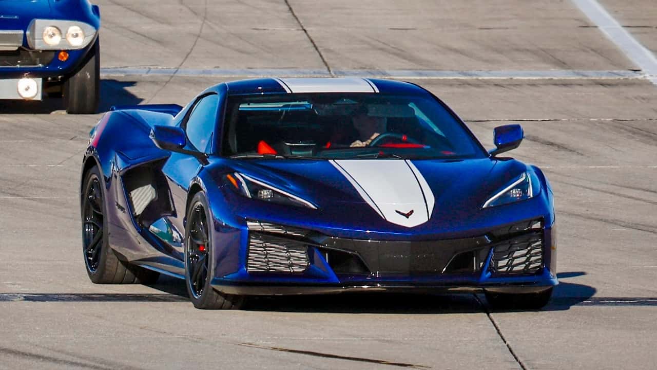 Blaue Corvette Grand Sport C8