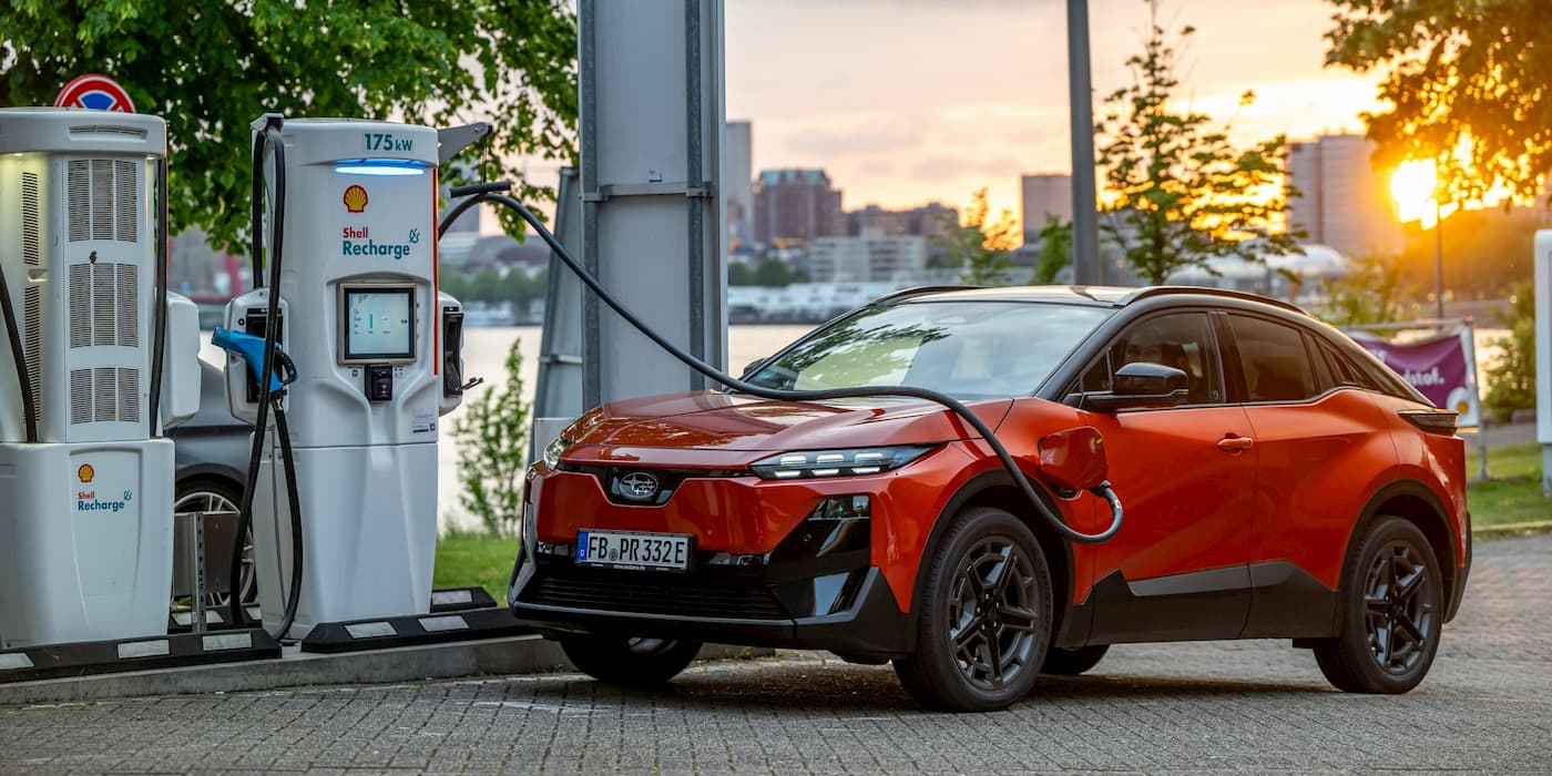 Зарядка электромобиля Subaru на станции Shell Recharge