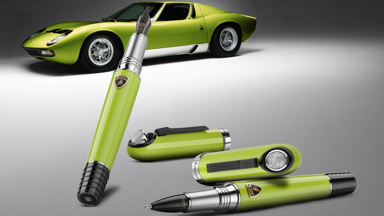 Зелёная ручка Verde Miura на фоне Lamborghini Miura
