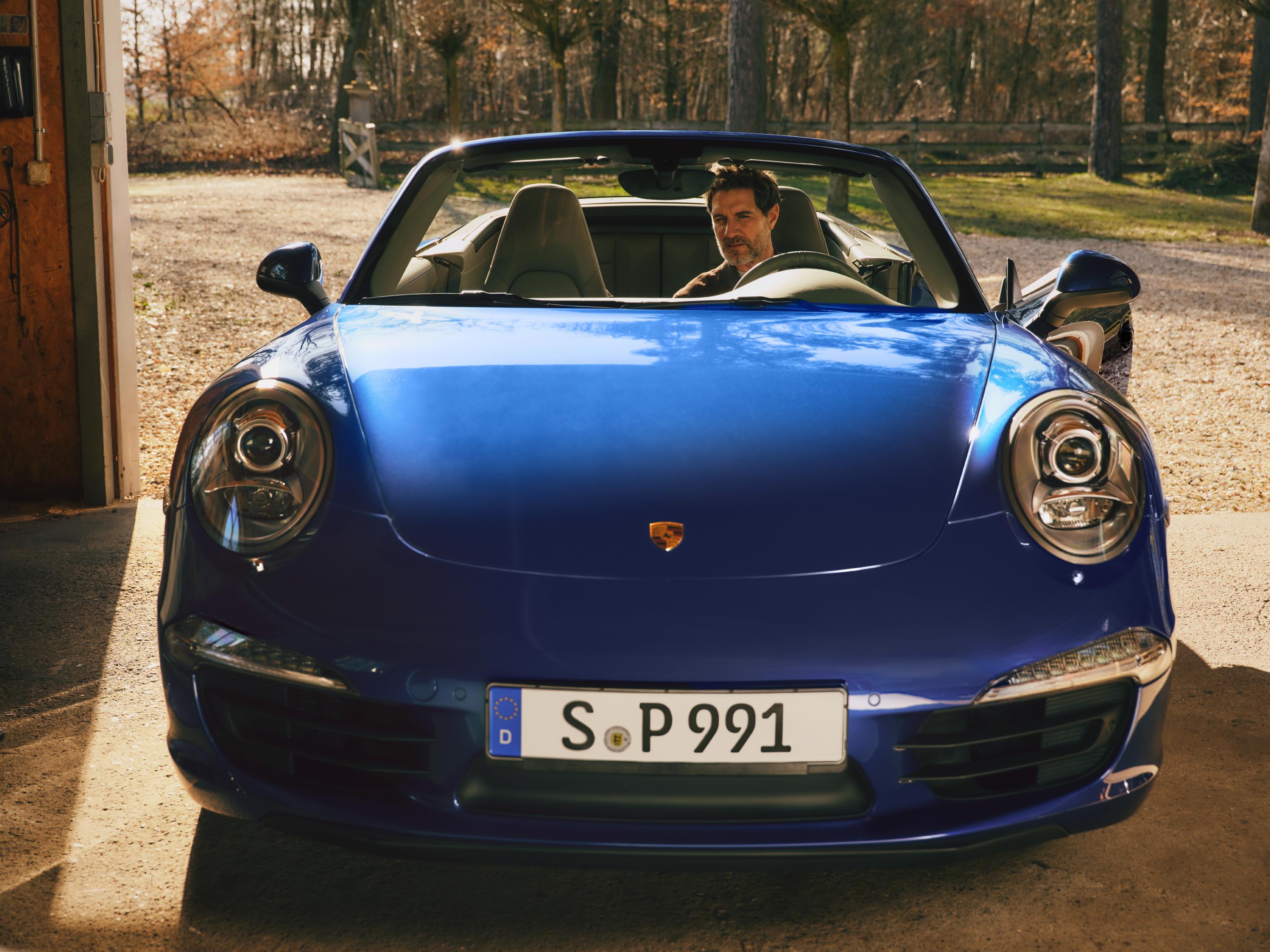 Классический Porsche 911 кабриолет с водителем за рулём