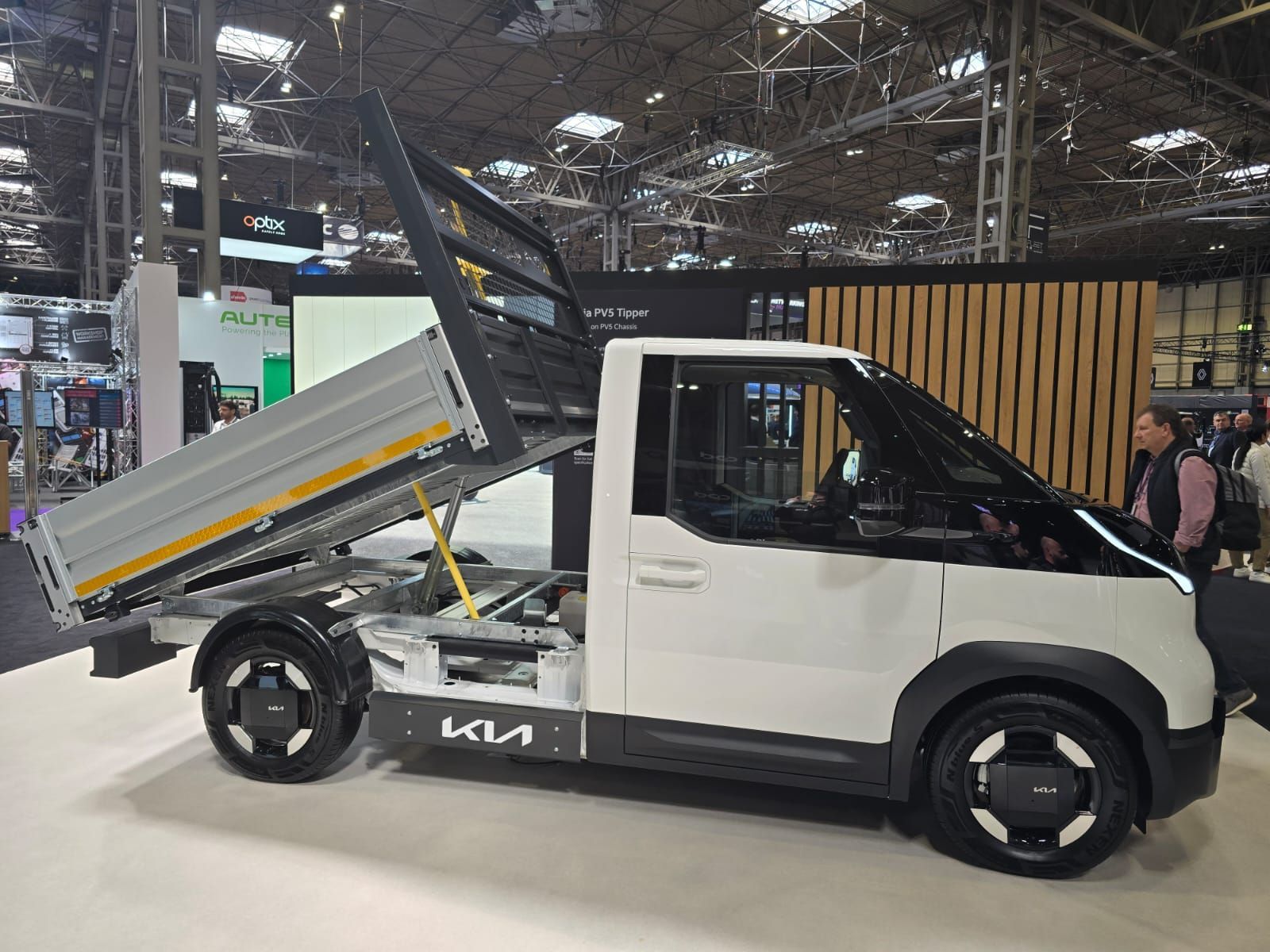 Kia PV5 Tipper сбоку с поднятым откидным кузовом