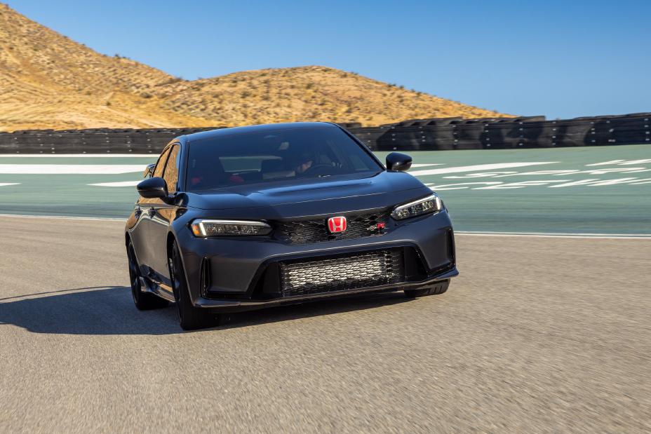 Обновлённый Civic Type R 2027 модельного года в движении по треку