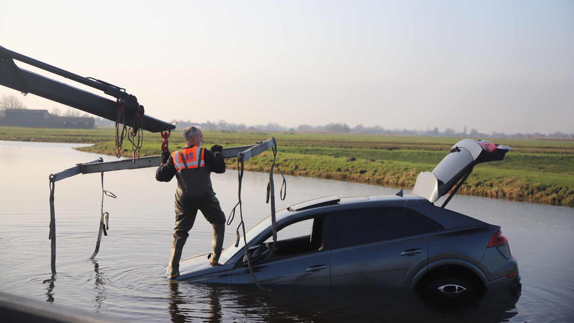 Необычный улов: Audi RS Q8 2020 года утопили в реке