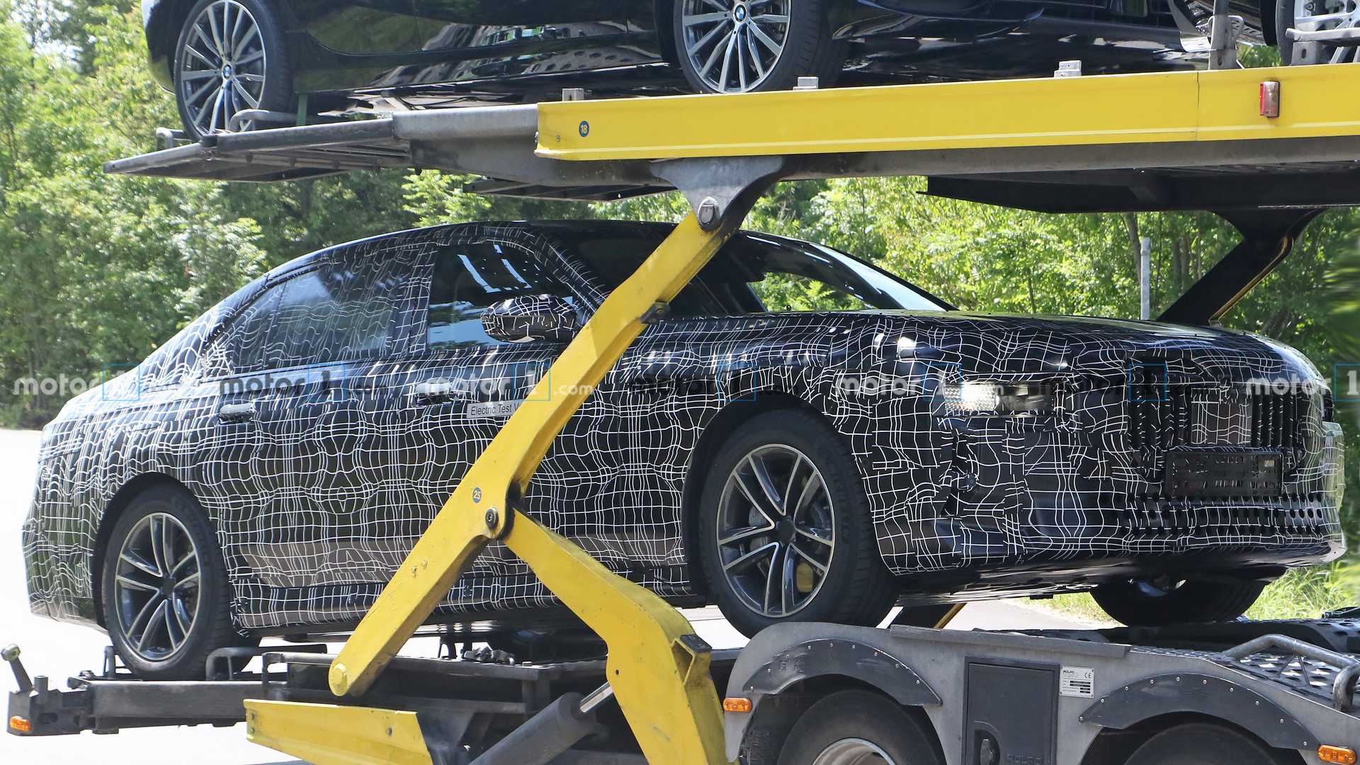 Электроседан BMW i7 запечатлен в серийном кузове 