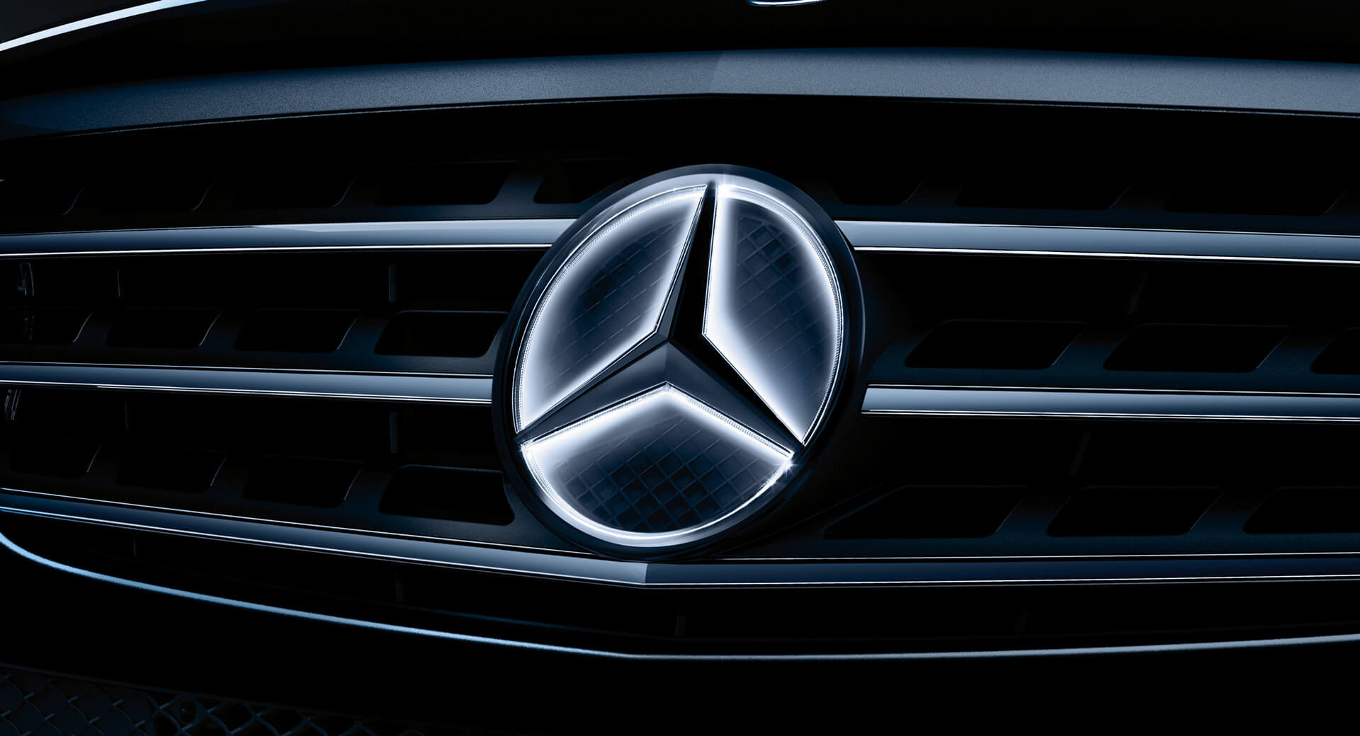 Mercedes-Benz отзывает автомобили из-за подсветки логотипа