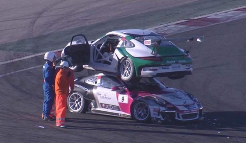 Гоночный Porsche припарковался на крыше соперника (видео)