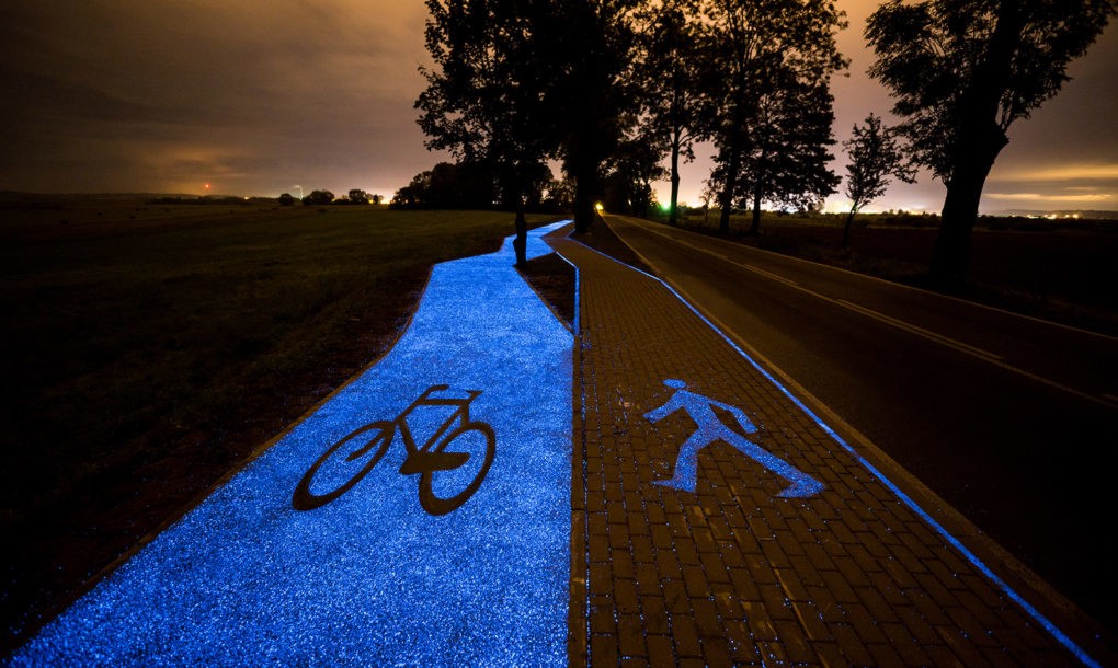 В Польше создали велодорожку, которая светится без электричества