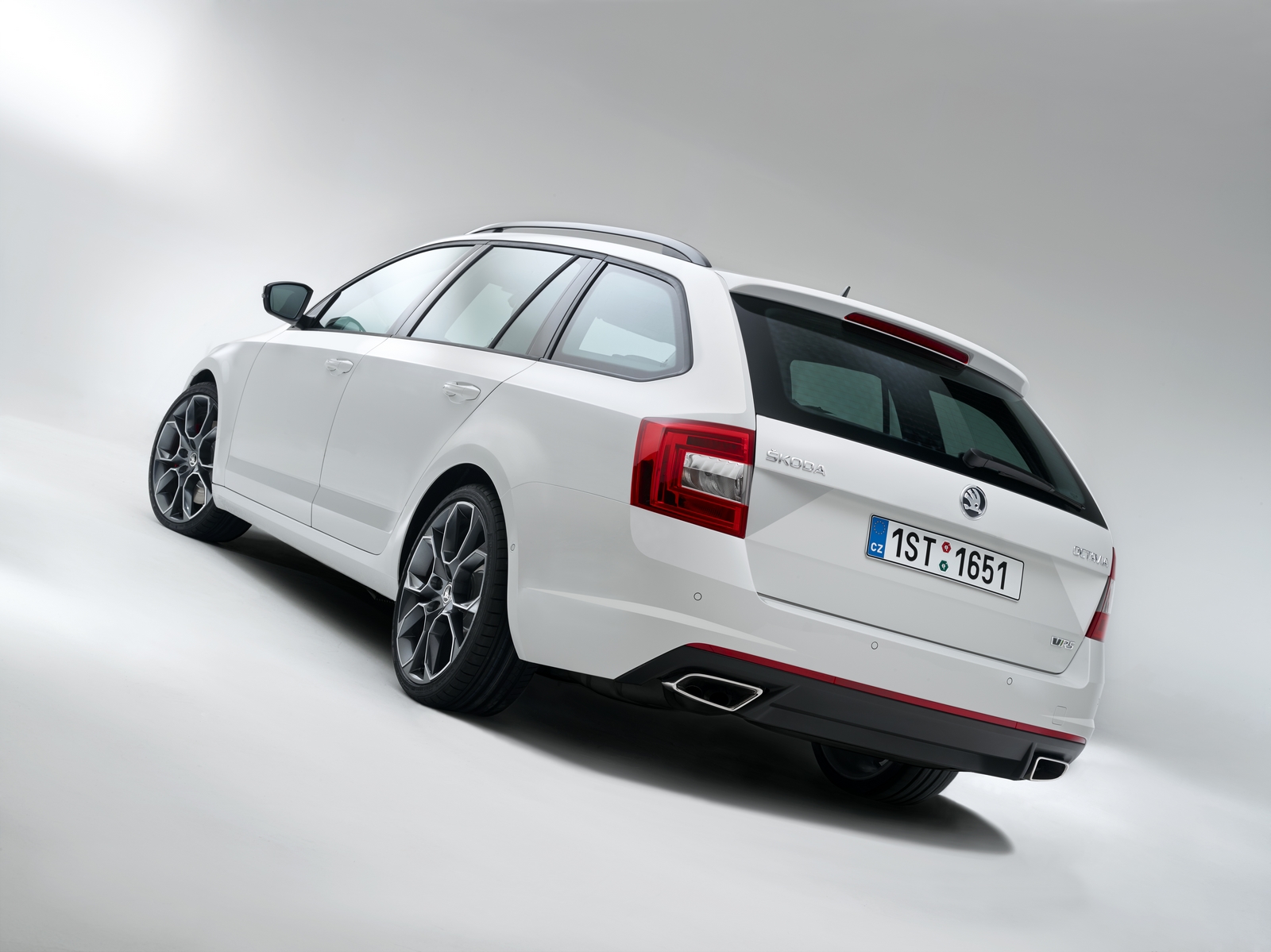 http://autonews.autoua.net/media/uploads/skoda/130605_skoda_octavia_combi_rs_005.jpg