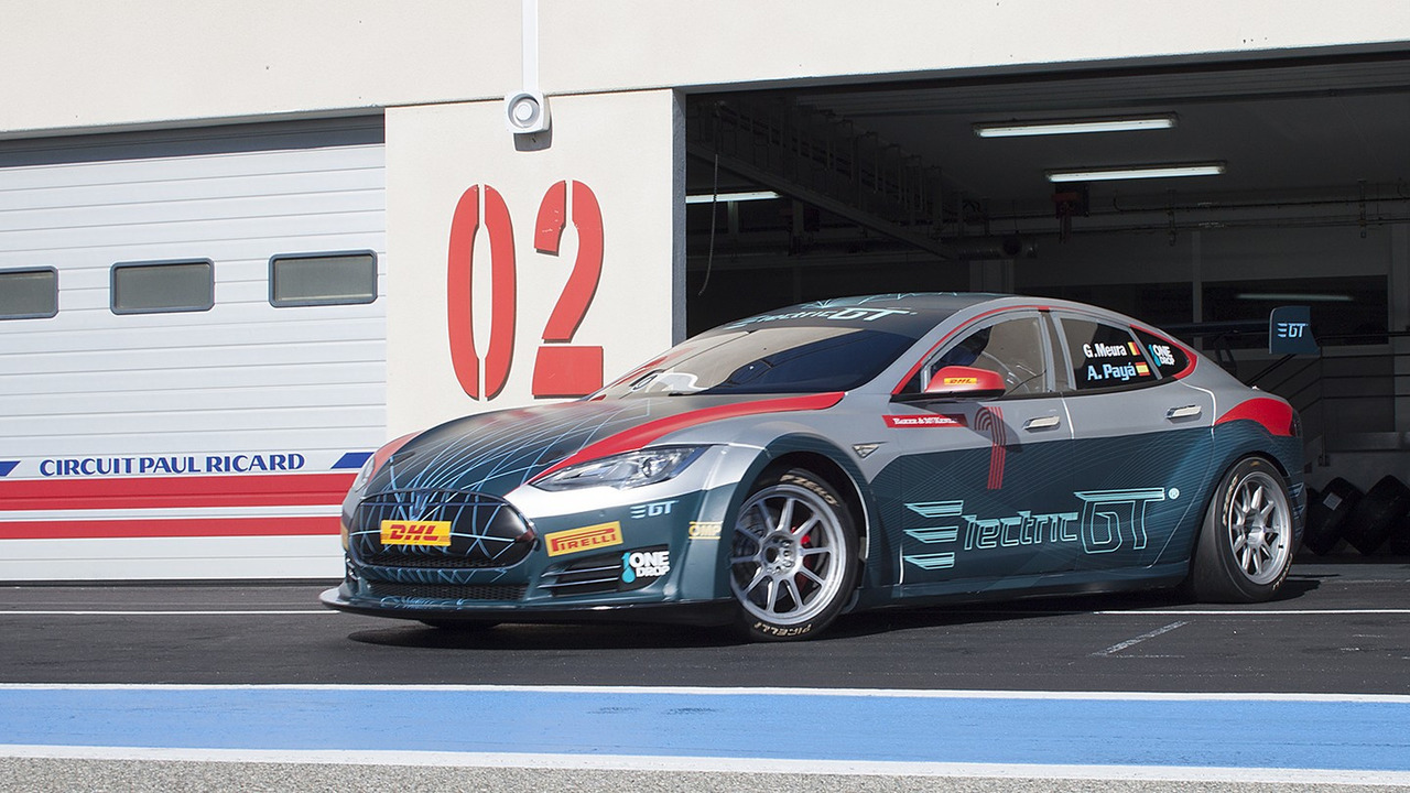 Гоночная Tesla Model S разгоняется с 0 до 100 км/ч за две секунды
