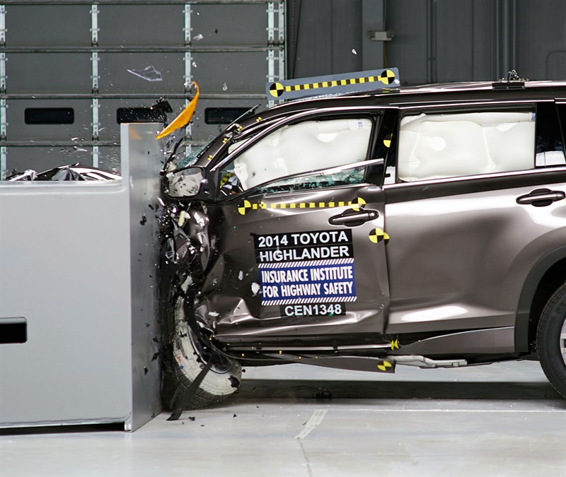 Toyota Highlander обошла Mazda CX-9 в американских краш-тестах 