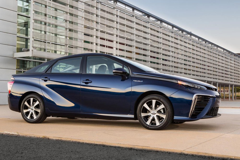 Серийный водородомобиль Toyota Mirai поступил в продажу