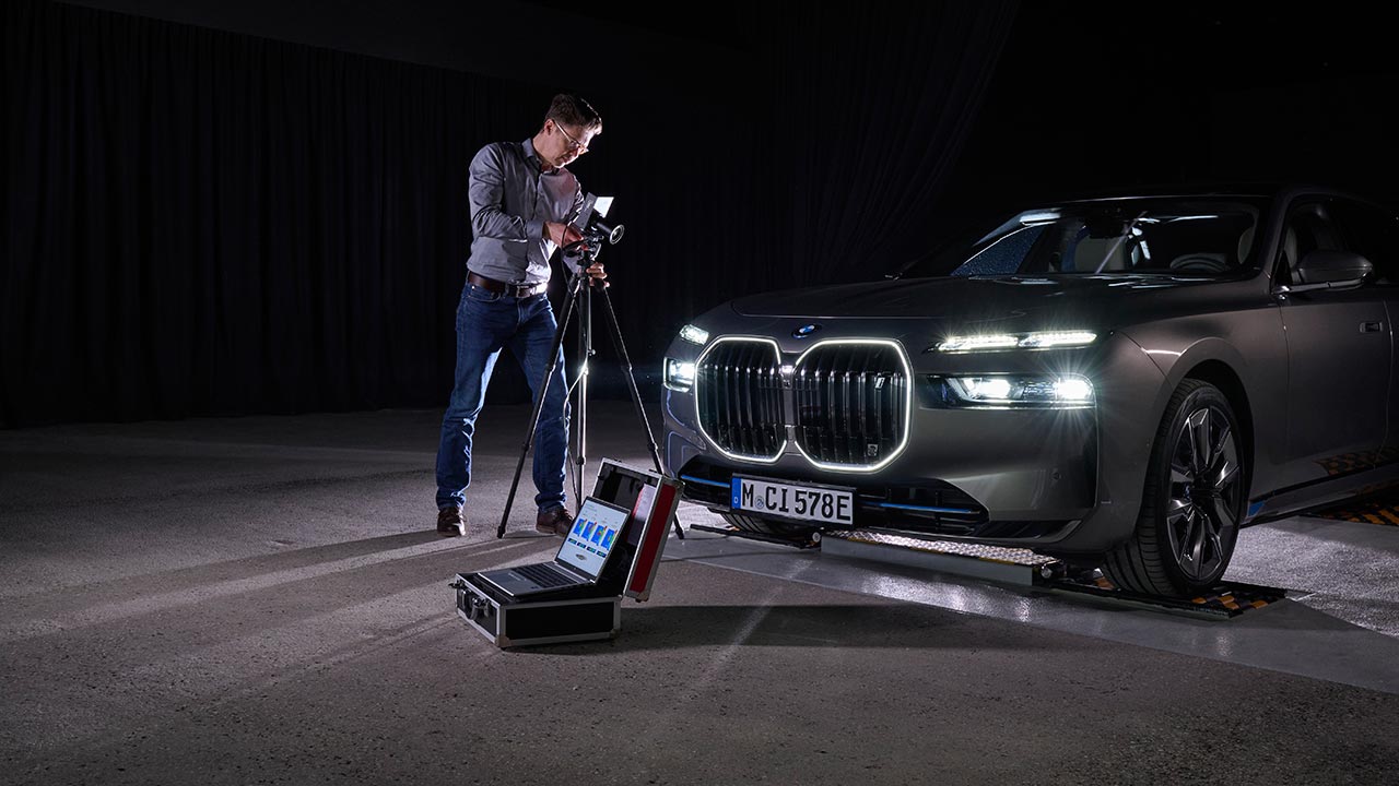 BMWs neuer Scheinwerfer-Testtunnel ermöglicht die realistische Simulation verschiedener Testszenarien für Straßenausleuchtung und Lichteffekte