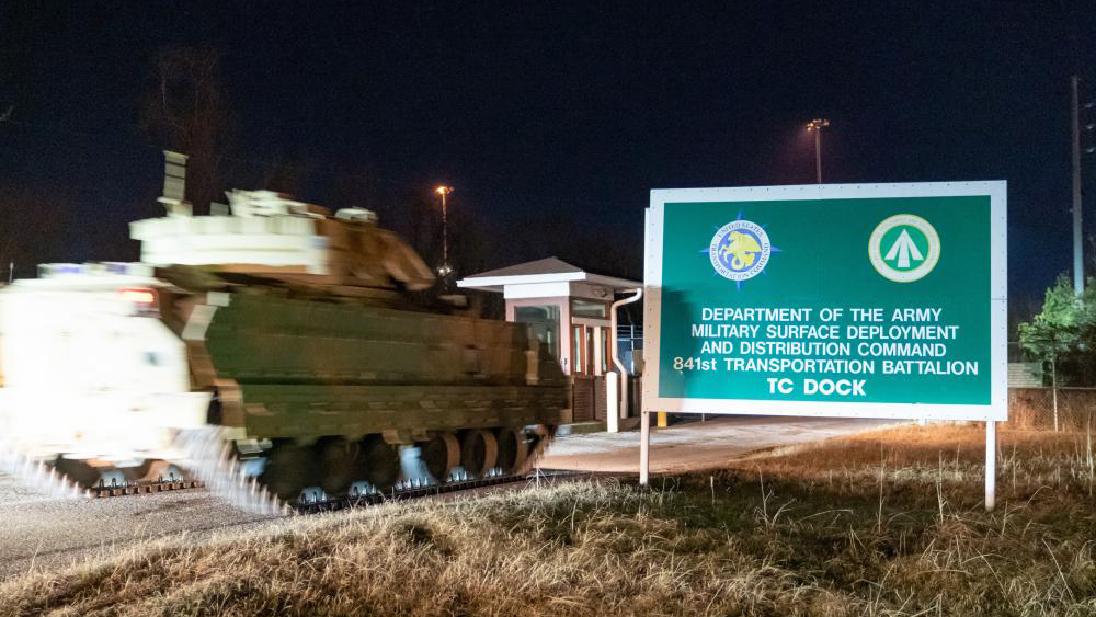 Le premier envoi de 60 véhicules de combat Bradley part pour l'Ukraine