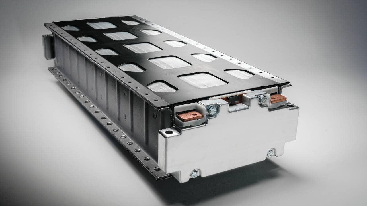 Stellantis testet Factorial-Feststoffzellen in einem Dodge Charger Daytona – der Prototyp soll die Alltagstauglichkeit der Technologie unter realen Bedingungen belegen.