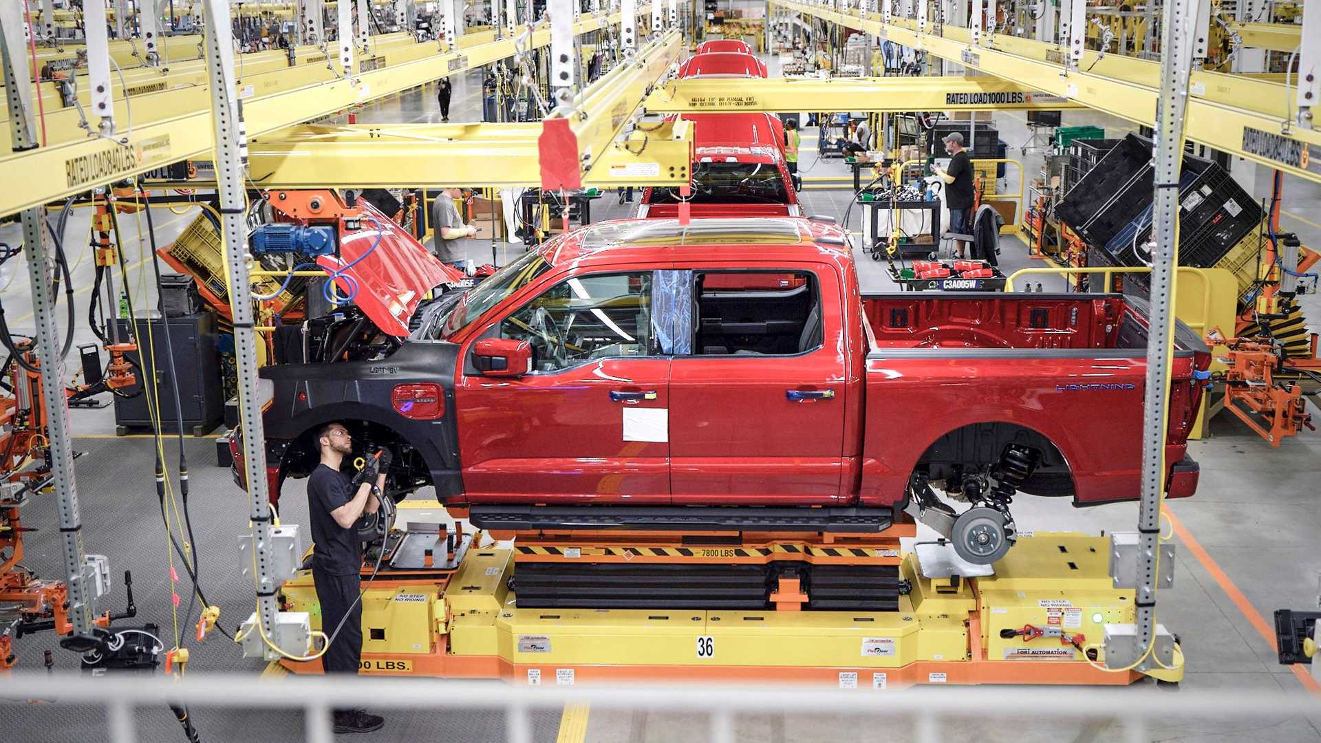 Ford ruft F-150 Lightning Trucks wegen eines Batterieproblems zurück, das die Produktion stoppte