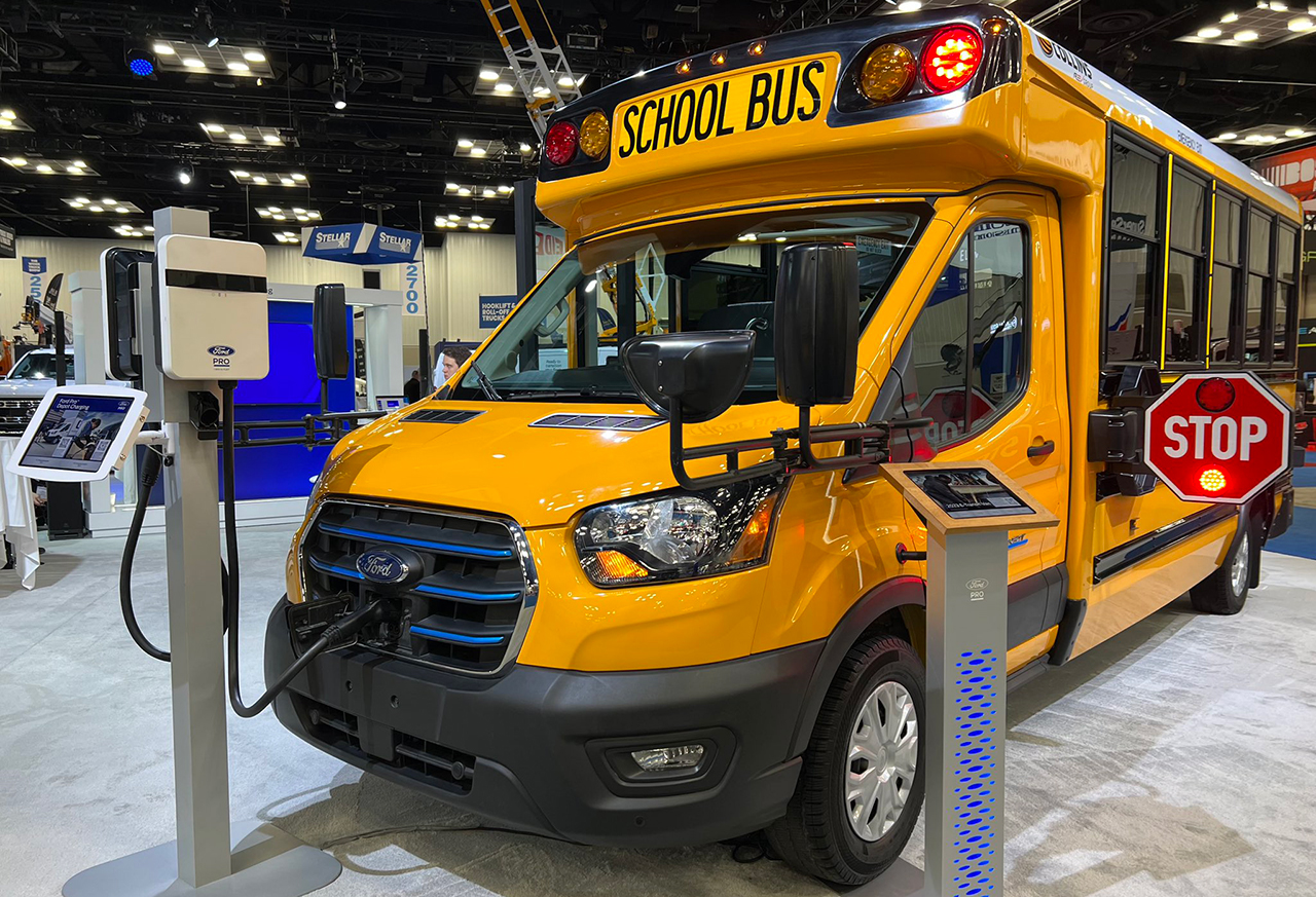 Ford stellt seinen ersten vollelektrischen Schulbus auf der Basis des E-Transit Van vor