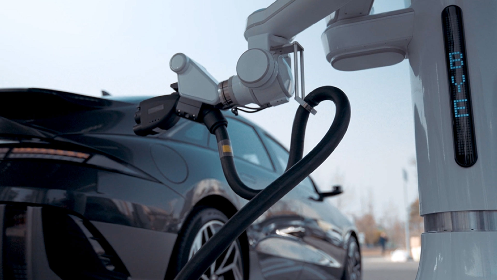 Hyundai hat einen automatischen Laderoboter vorgestellt, der sich selbst mit Elektrofahrzeugen verbindet und von ihnen trennt