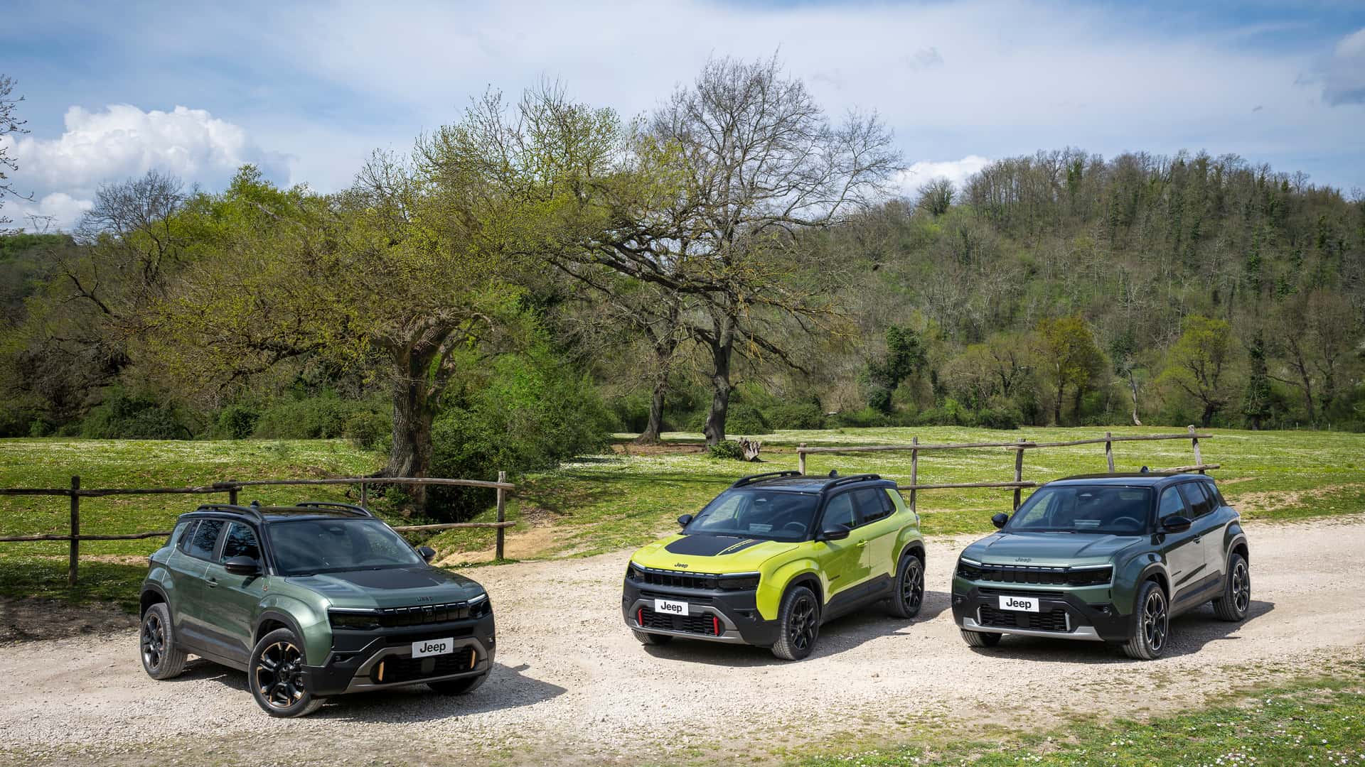 Jeep Avenger 4xe mit Allradantrieb und roter Designakzentsierung – neu im Modelljahr 2026.