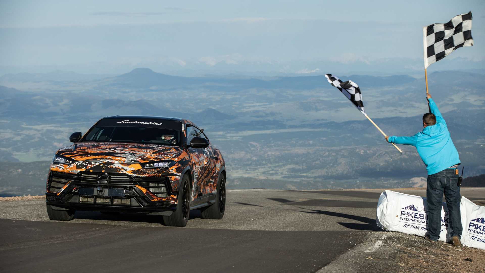 Lamborghini Urus erklimmt den Pikes Peak in Rekordzeit vor Bentley Bentayga