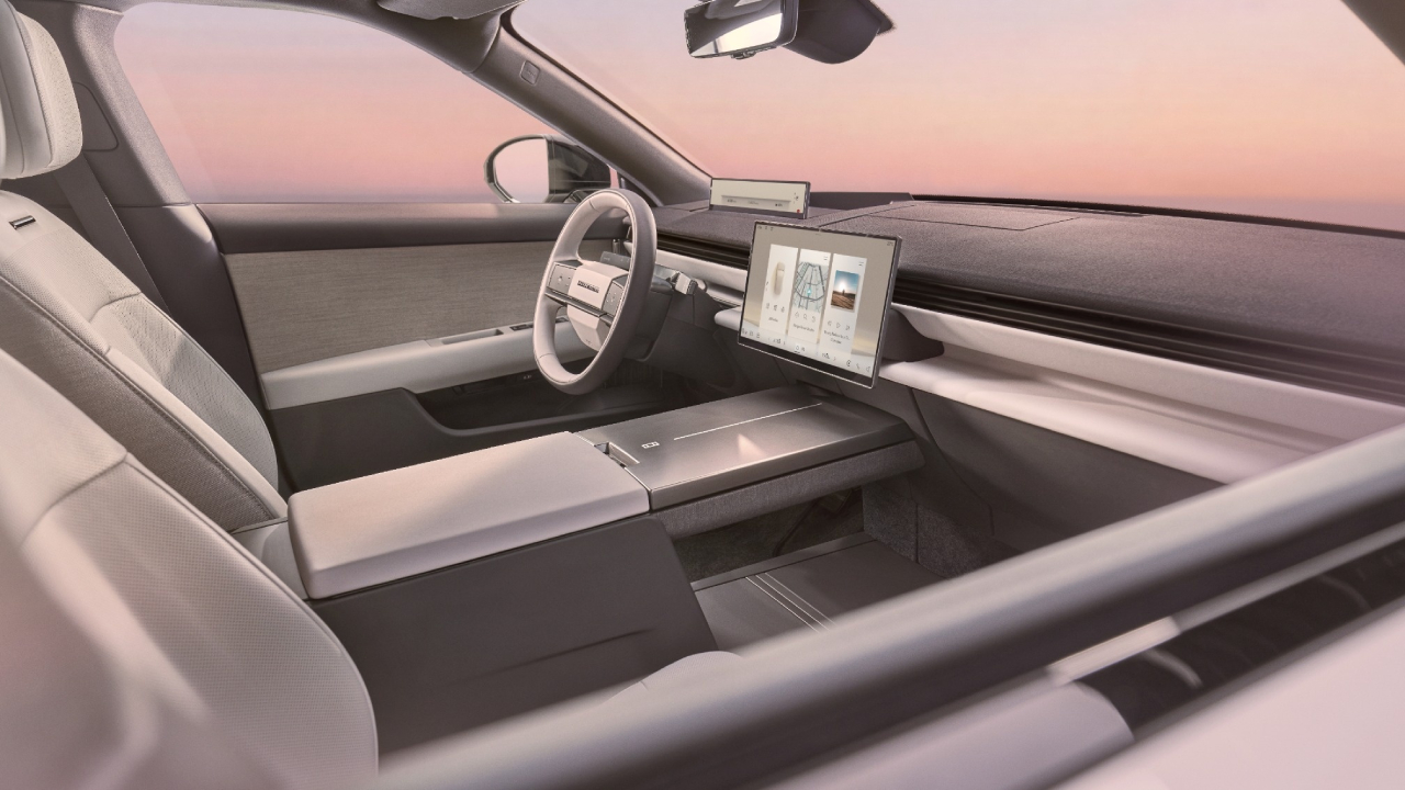 Innenraum des Range Rover GT mit breitem Infotainment-Bildschirm und freistehender Mittelkonsole.