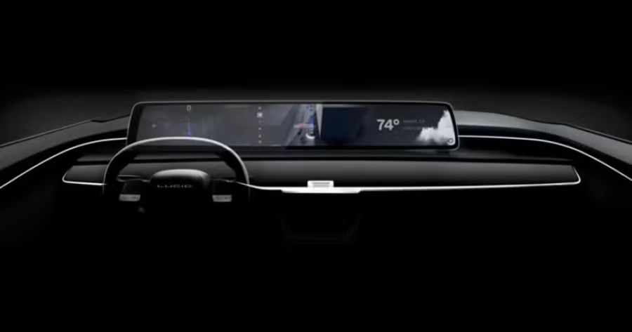 Getarnter Lucid-Cosmos-Prototyp neben einem Tesla Model Y – das Spy-Foto zeigt erstmals die tatsächlichen Abmessungen des kommenden Mittelklasse-SUV.