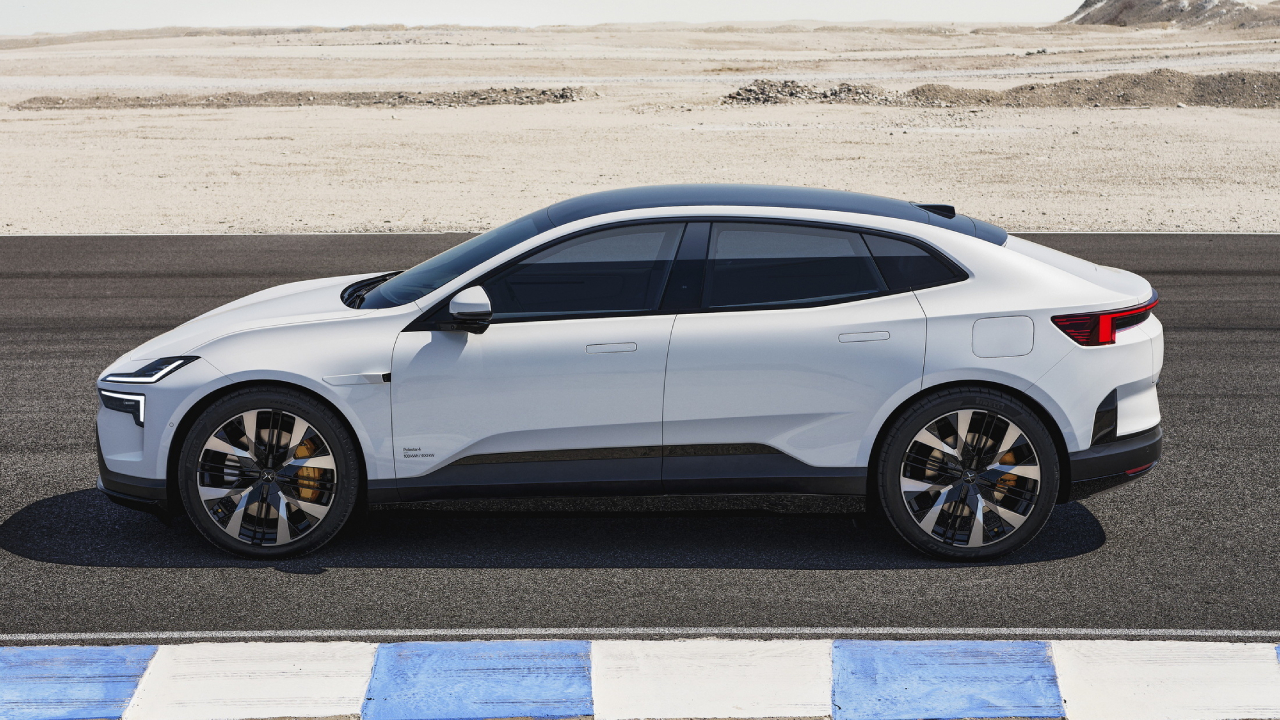 Polestar 4 SUV: Die überarbeitete Heckpartie mit integriertem Heckfenster unterscheidet die SUV-Variante vom fensterlosen Coupé.