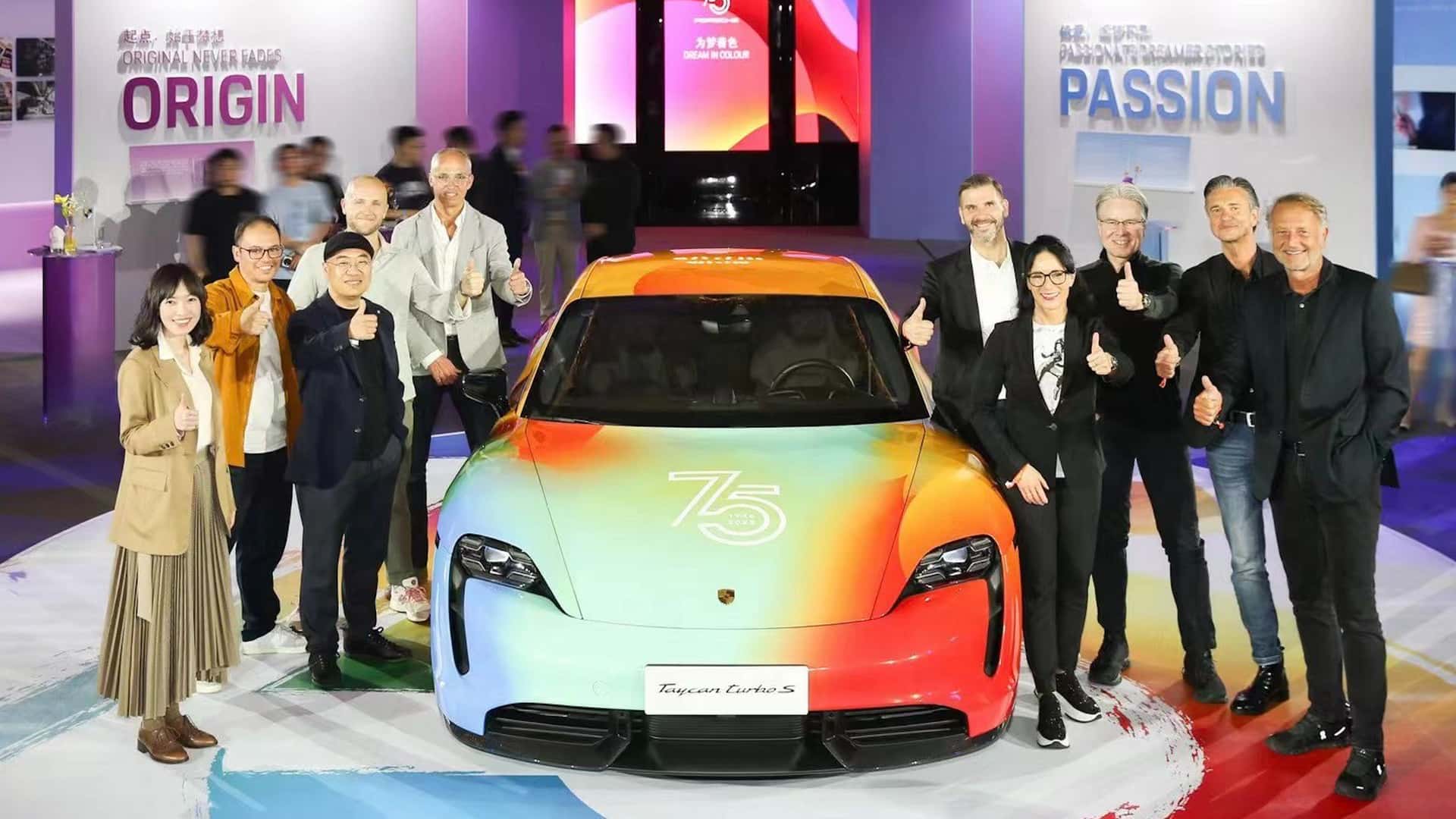 Porsche feiert 75-jähriges Jubiläum mit mehrfarbigem Kunstauto Taycan in Shanghai-Ausstellung