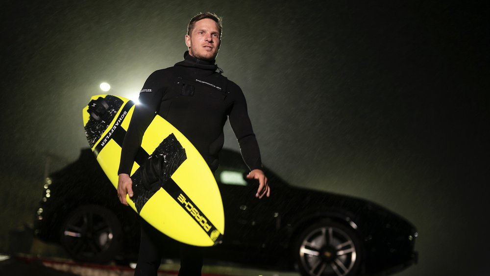 Porsche und Weltrekordhalter Sebastian Steudtner stellen das Surfbrett Caçador RS" vor