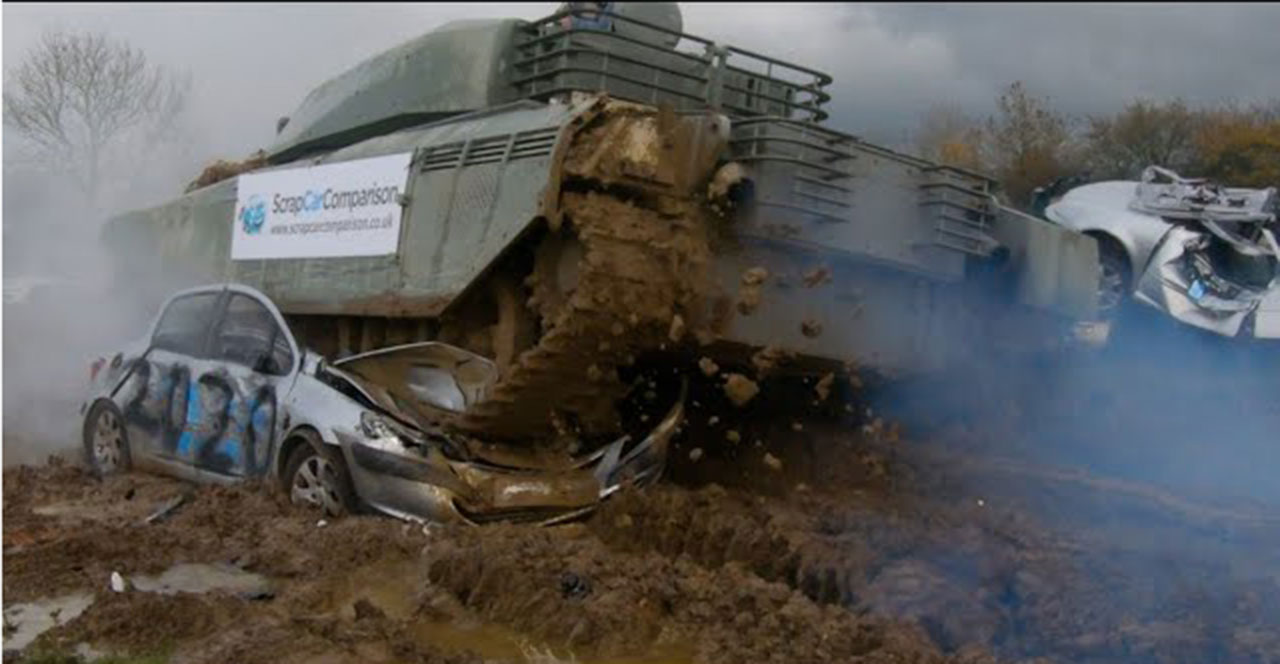 Видео: британцам предложили снимать стресс от 2020 года, уничтожая автомобили на танке