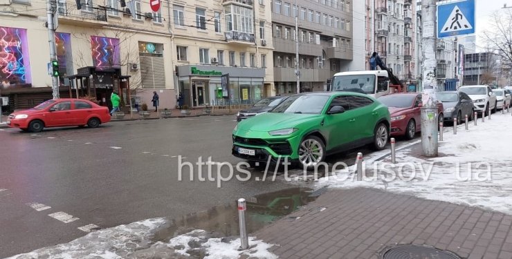 Lamborghini Urus стал очередной элитной жертвой киевских эвакуаторов
