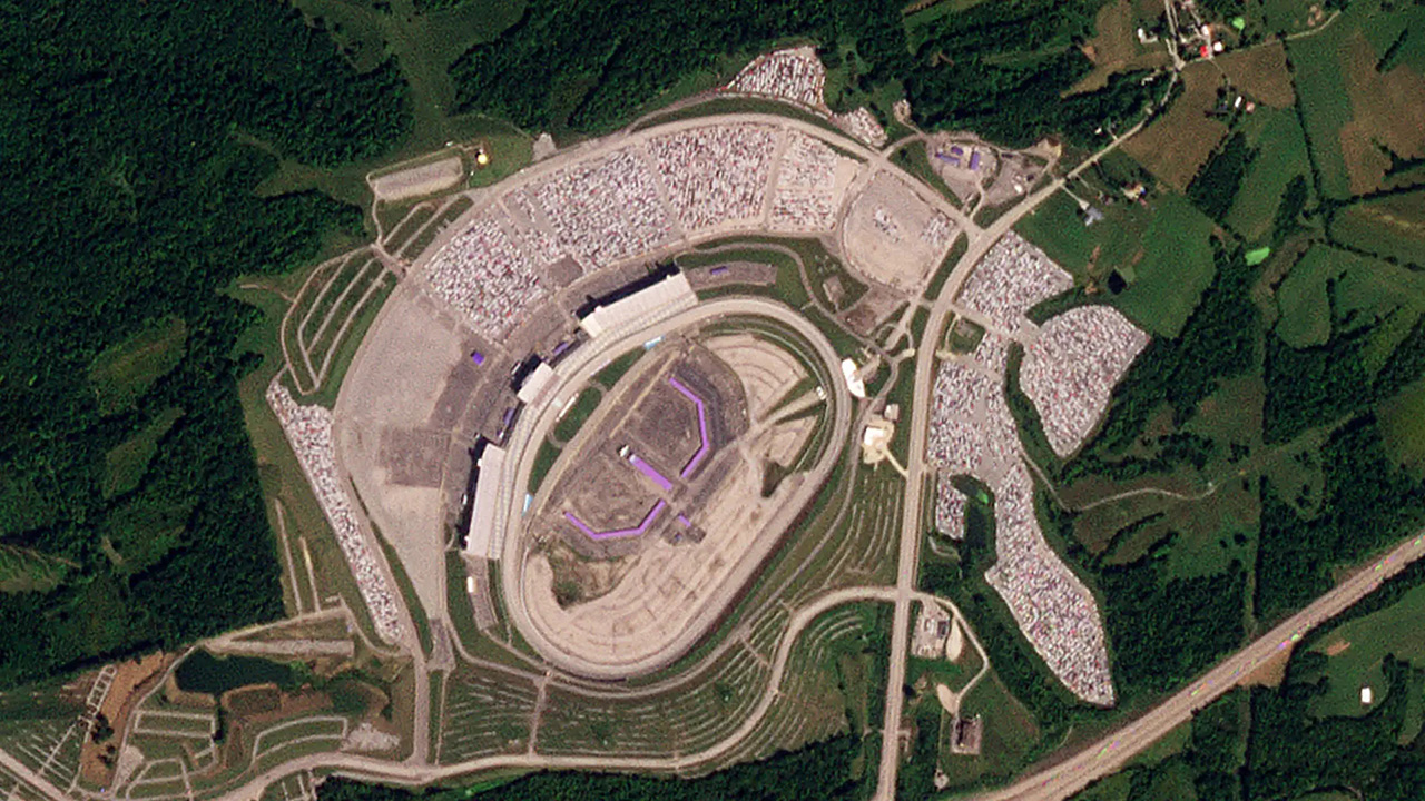 Der inaktive Kentucky Speedway wurde in eine Lagerstätte für eine enorme Anzahl unfertiger Ford-Fahrzeuge umgewandelt, die aus dem Weltraum gesehen werden können