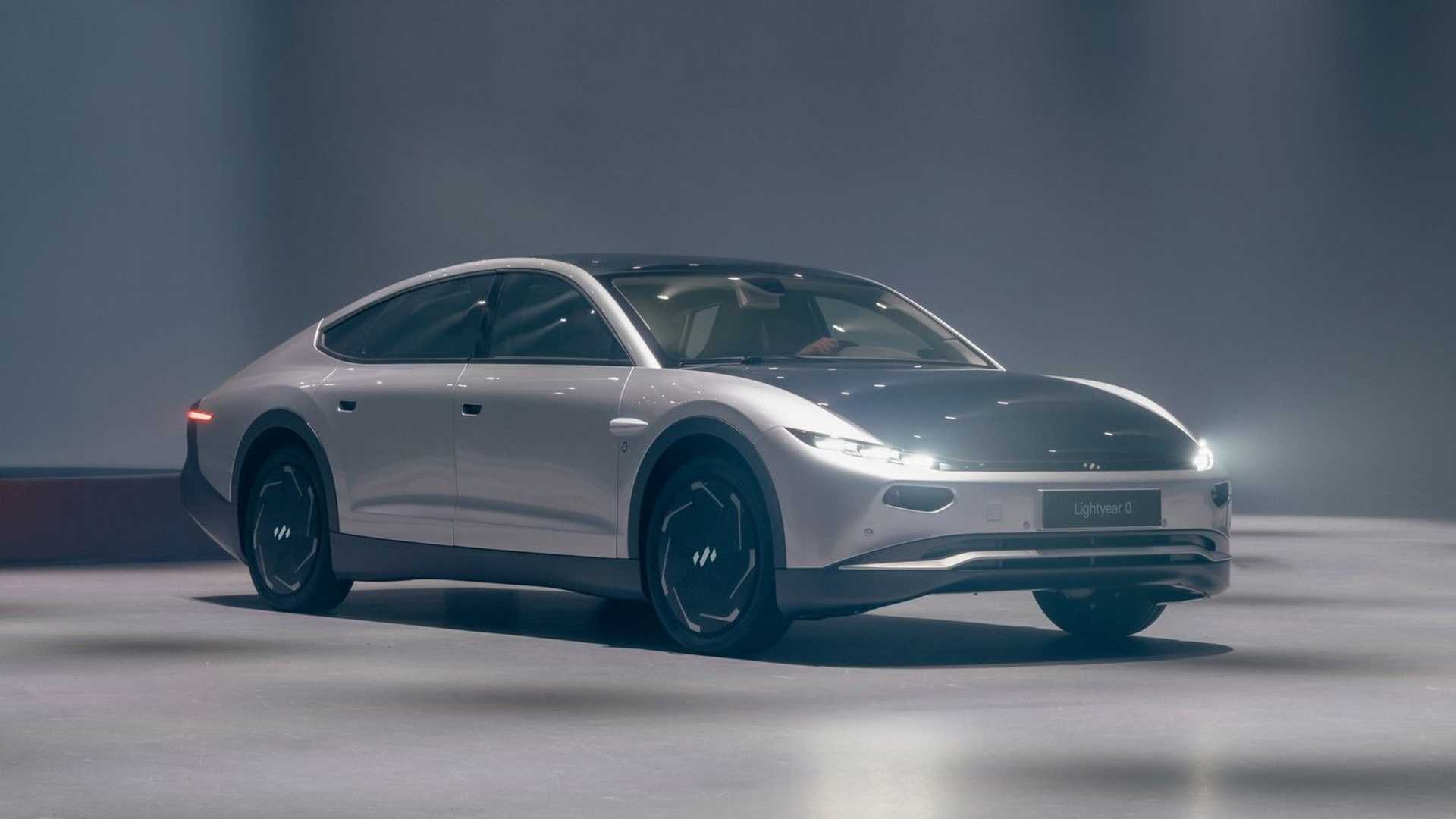 Представлен Lightyear 0 — электромобиль, который заряжается от солнечного света и стоит 250 000 евро