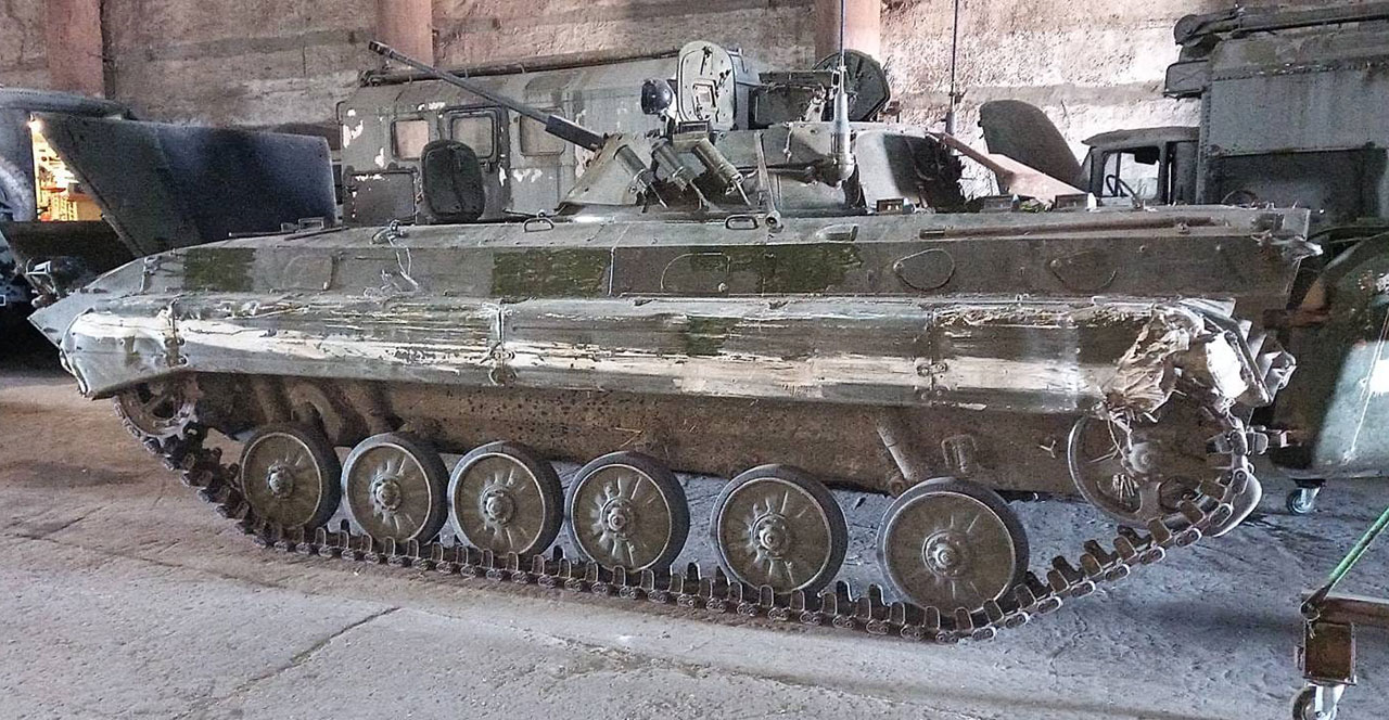 Des fantassins ukrainiens ont trouvé des véhicules blindés abandonnés par les Russes avec des munitions