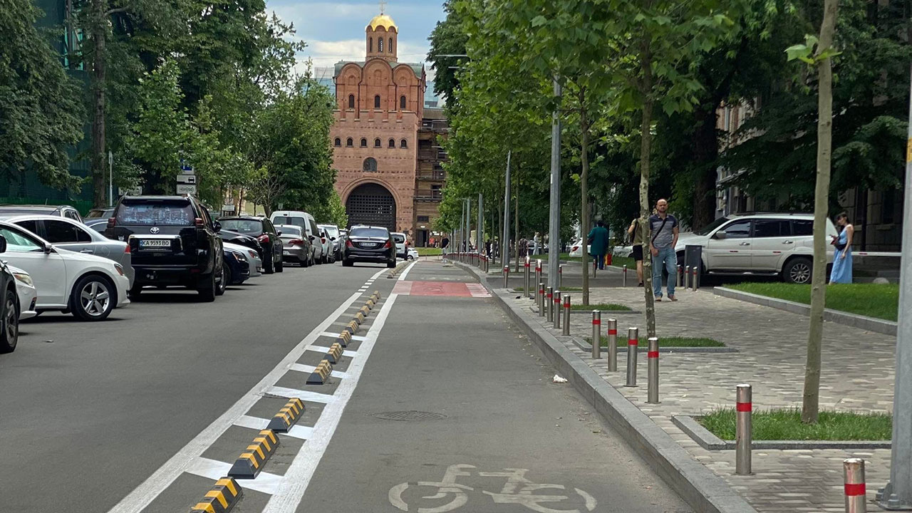 Велосипедные полосы в Украине будут отделять от парковок специальными бортами