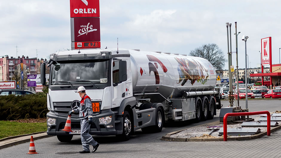 Україна та Польща домовились про бездозвільний проїзд вантажівок з паливом