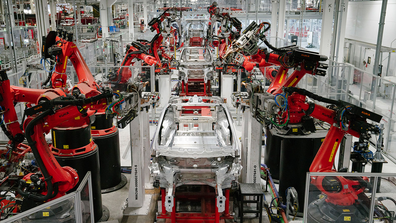 Tesla reçoit une cargaison de robots de chaîne de production pour le prochain cybertruck