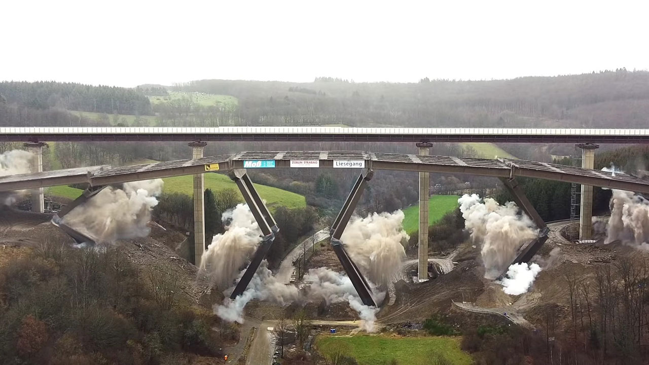 В Германии взорвали мост высотой 70 метров (видео)