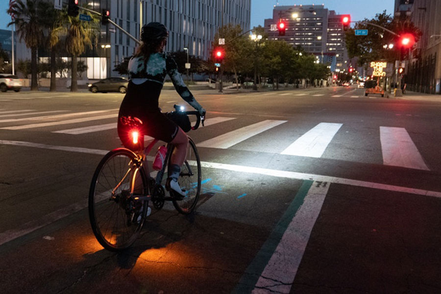 Задний фонарь VIS LightPool информирует водителей, что впереди едет велосипед