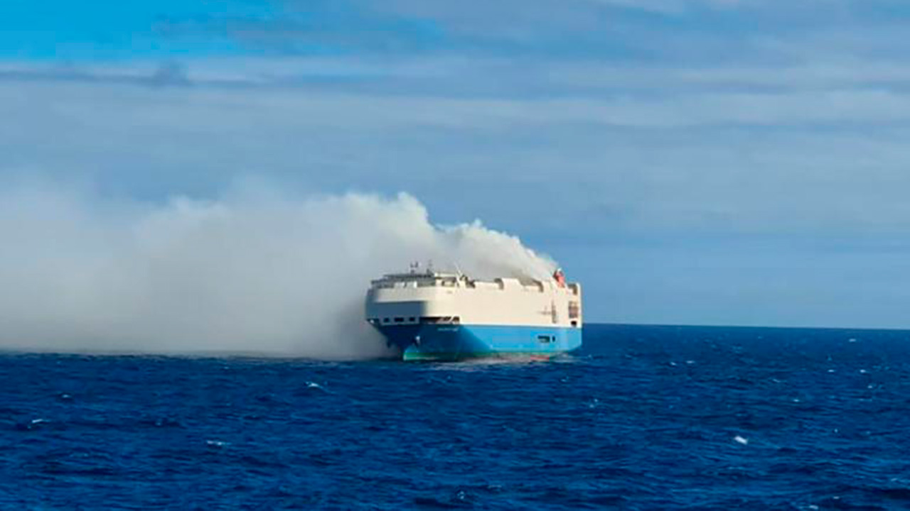 В Атлантическом океане дрейфует горящее судно с автомобилями Volkswagen AG