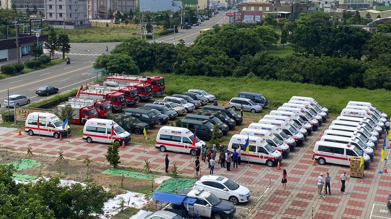 Тайваньские благотворители передают Украине почти полсотни "скорых", пожарных машин и внедорожников