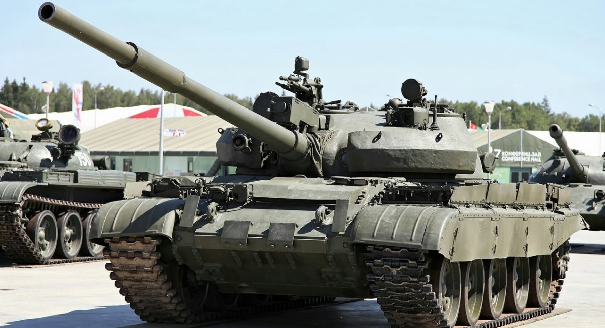 Волонтери перетворюють трофейні російські танки Т-62 на важкі бойові машини піхоти