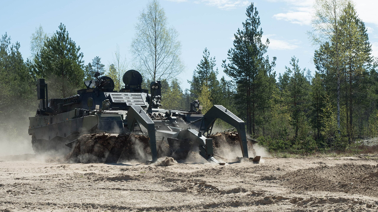 La Finlande fait don de trois chars de déminage Leopard 2R à l'Ukraine