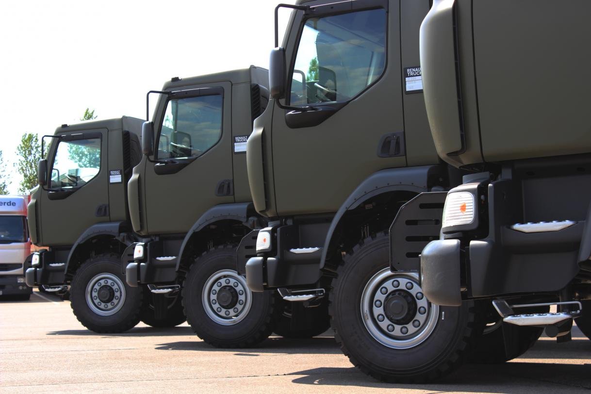 L'Union européenne a commencé à fournir des camions tout-terrain aux forces armées ukrainiennes