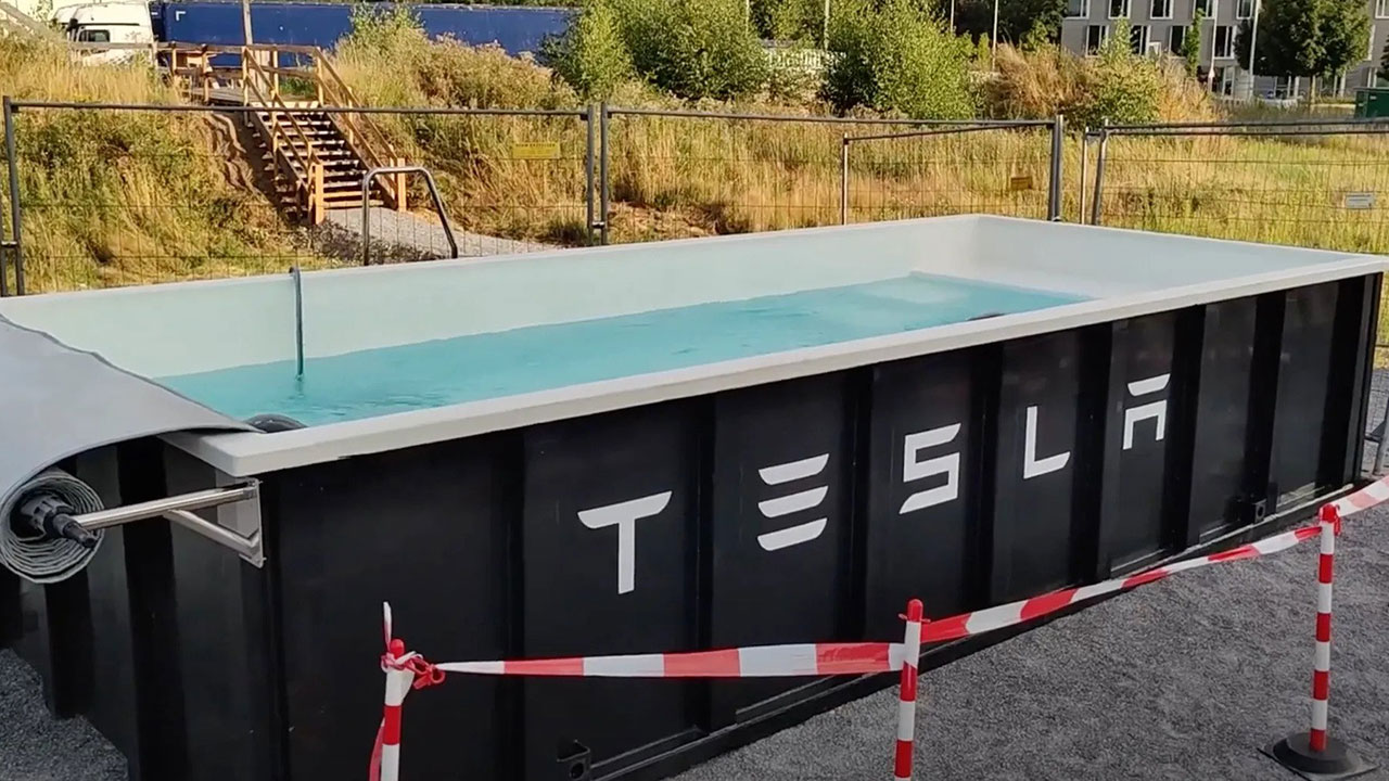 Tesla установила бассейн рядом со станцией Supercharger, чтобы пользователь мог охладиться, пока машина заряжается