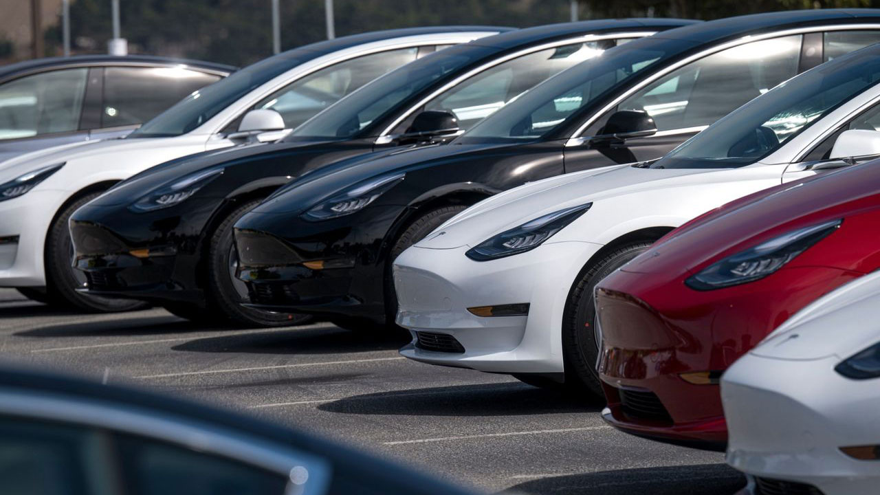 Tesla продала за год почти миллион электромобилей