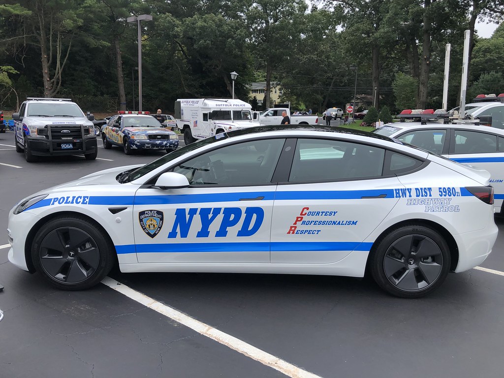 Полиция Нью-Йорка купила электромобилей Tesla на 12.36 миллионов долларов