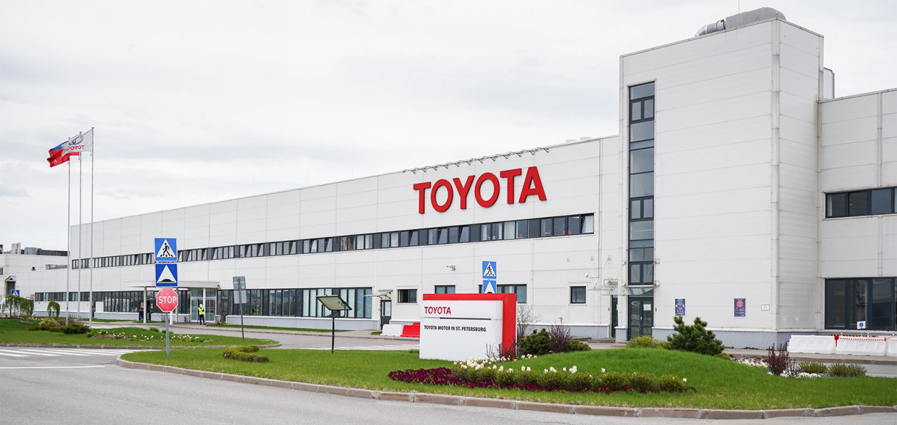 Toyota останавливает выпуск автомобилей